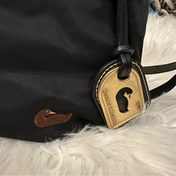 Dooney & Bourke Large Nina Shoulder Handbag Black Nylon Fuschia Lining - Picture 3 of 16